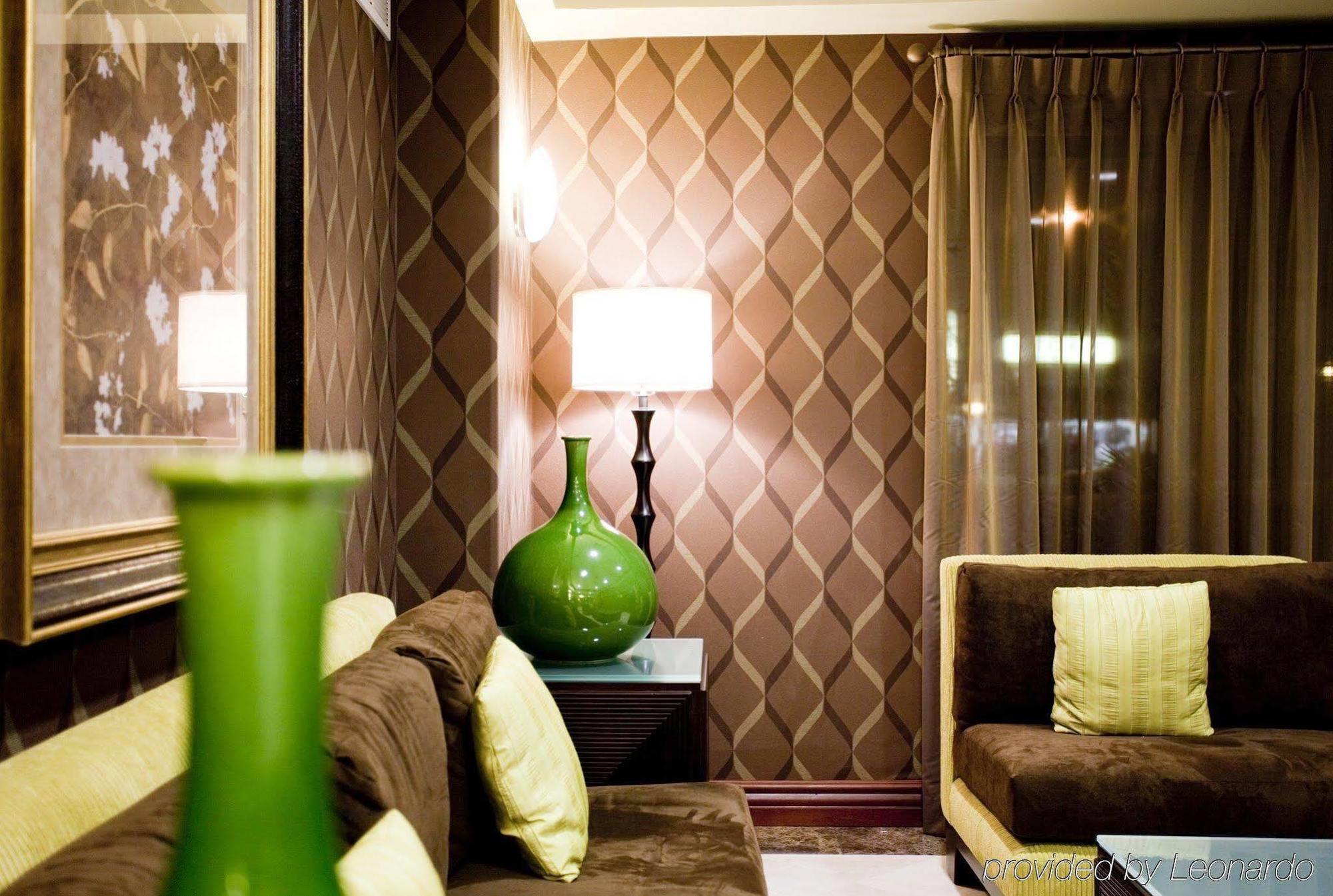 Express & Woodland Hills By Ihg Hotel